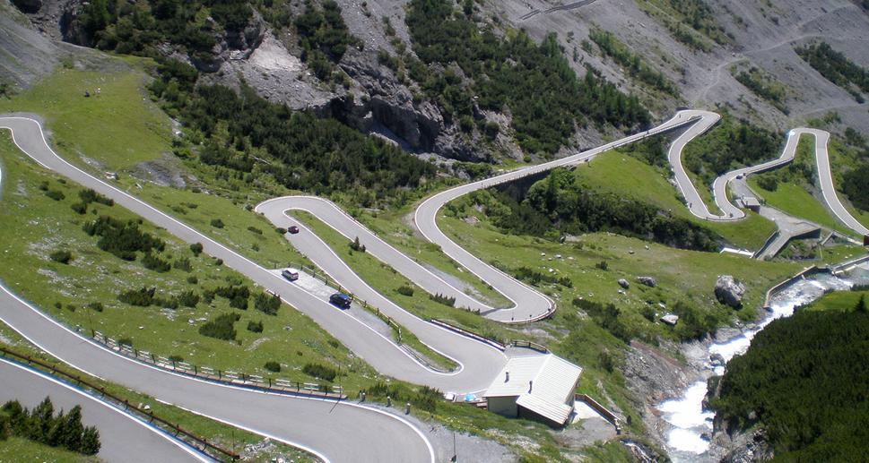 Krásny pohľad zhora na Arlberg Pass