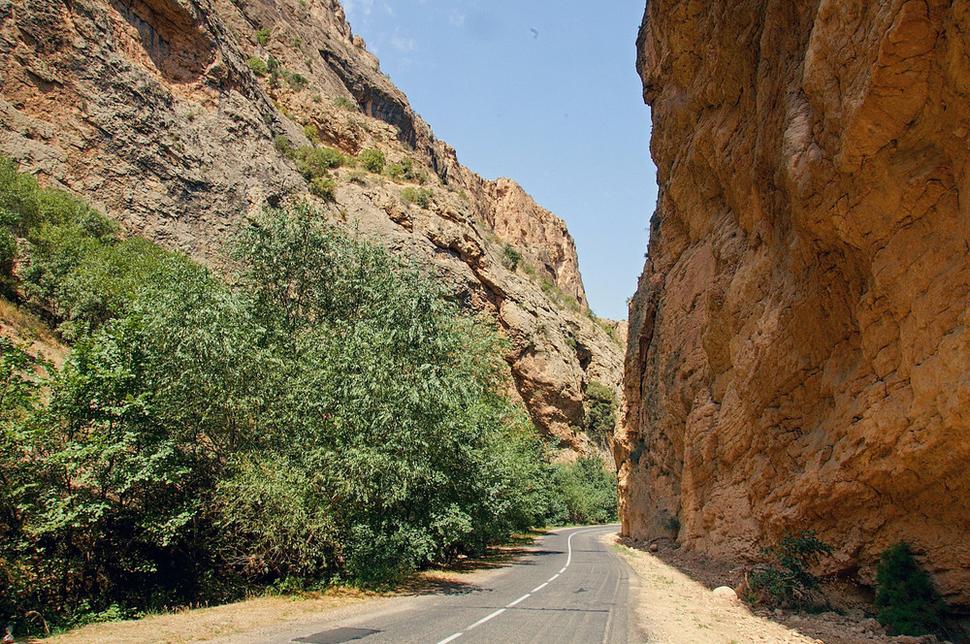 Už samotná cesta ku kláštoru Noravank je turistickou atrakciou, posledné kilometre pred kláštorom sú doslova prerazené v červenom skalnatom kaňone.
