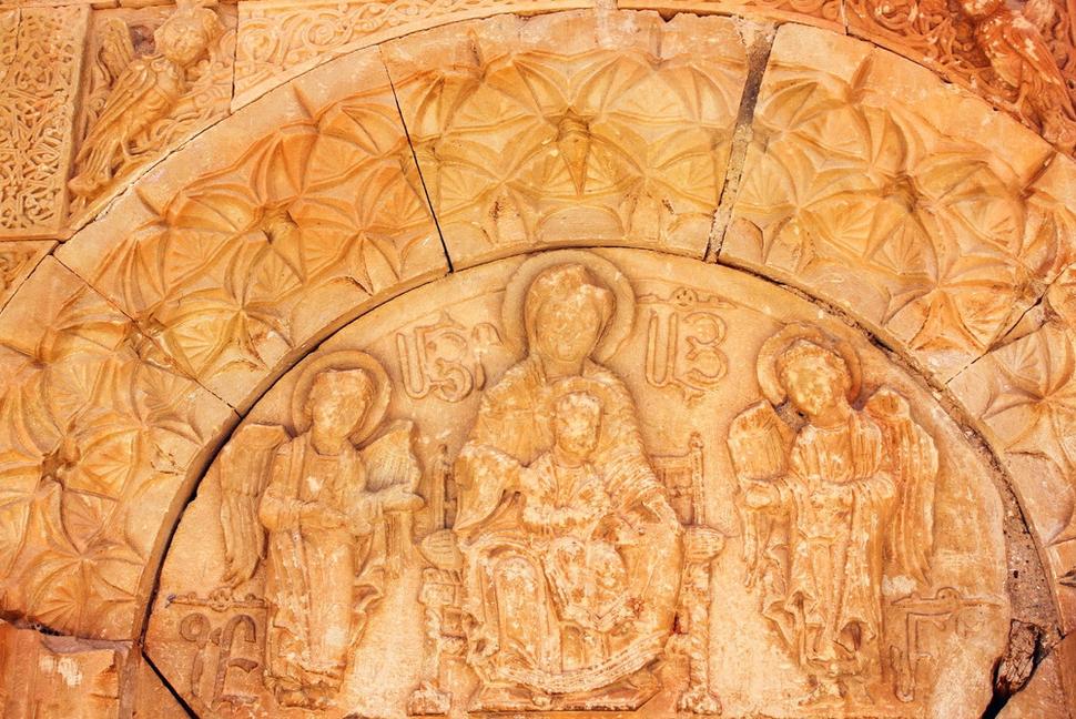 Basreliéf nad dverami predstavuje „Bohordičku s dieťaťom“, na ktorú hľadia z boku dvaja archanjeli.