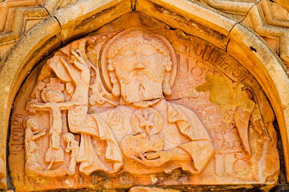 Basreliéf nad horným oknom prístavku kostola sv. Jána Krstiteľa má názov „Boh a Adam“.