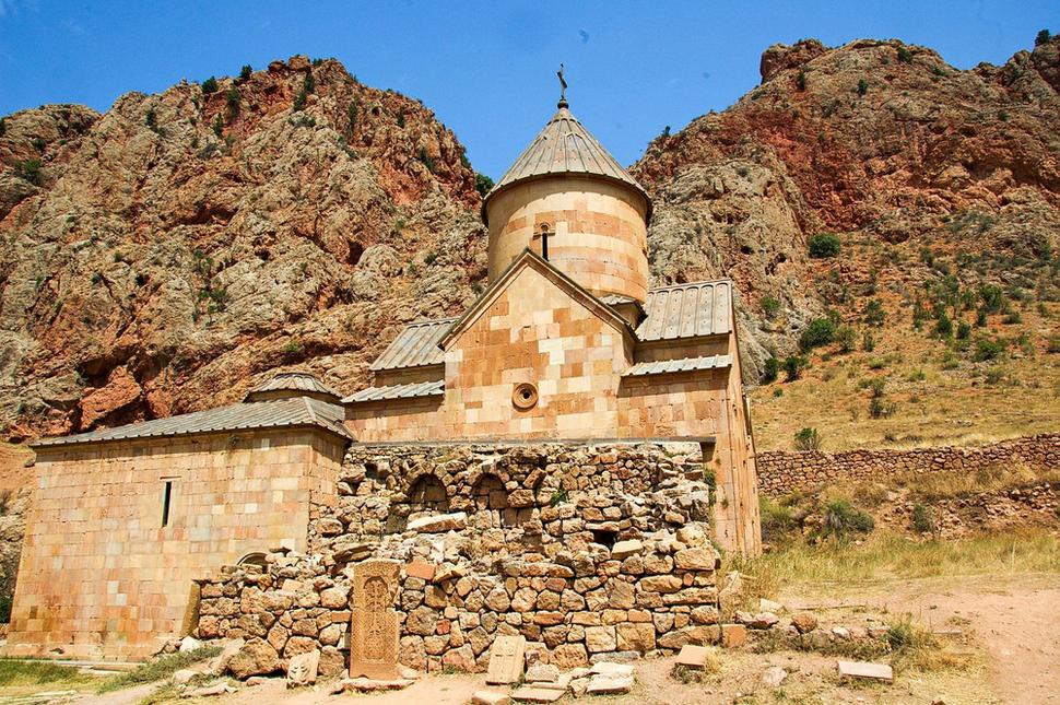 V popredí vidíme ruiny kostola sv. Jána Krstiteľa, postaveného v 9. storočí. V 1223 roku bol k nemu pristavený nový kostol, ktorý si ponechal pôvodný názov. Surb Karapet (sv. Jána Krstiteľa).