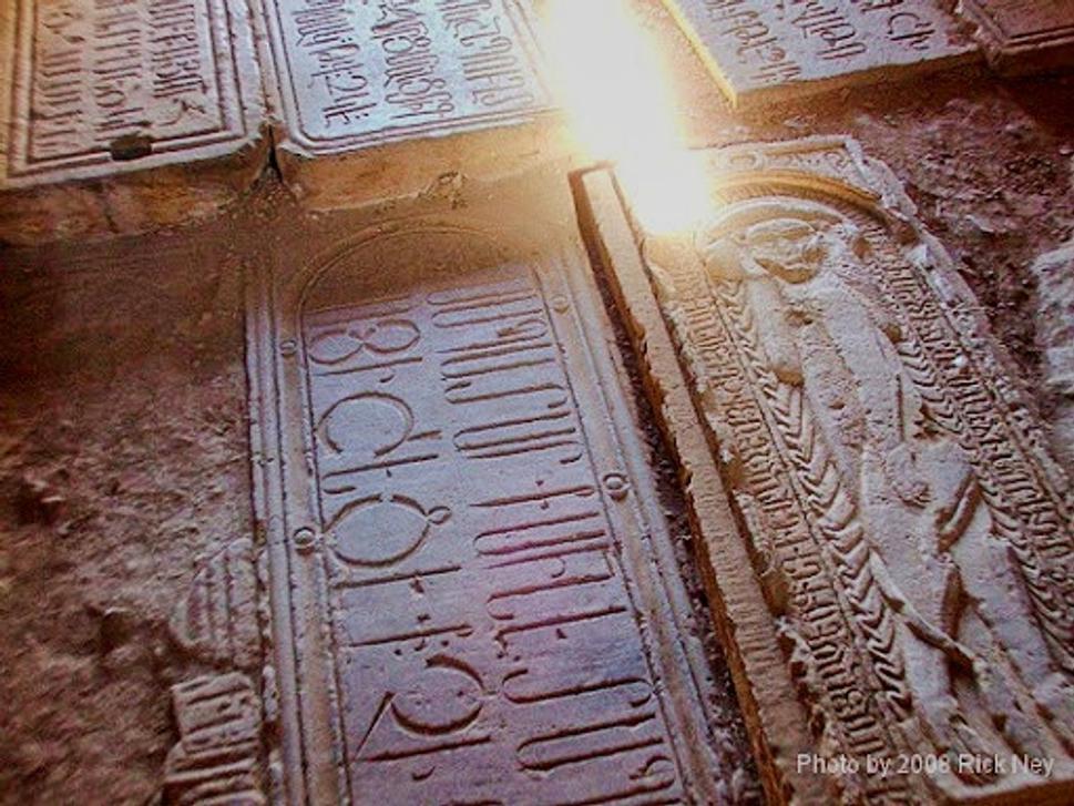 Podlaha Kostola sv. Gregora je vydláždená desiatimi náhrobnými kameňmi, označujúcimi hroby Orbelyanov. Najprepracovanejší je ten pre „kráľa“ Smbata, so zobrazením spiaceho leva (vpravo).