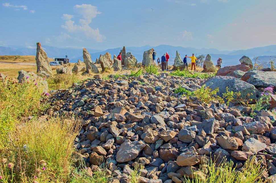 Skupina španielsky hovoriacich návštevníkov archeologického náleziska Zorac Karer pri meste Sisian v Arménsku.