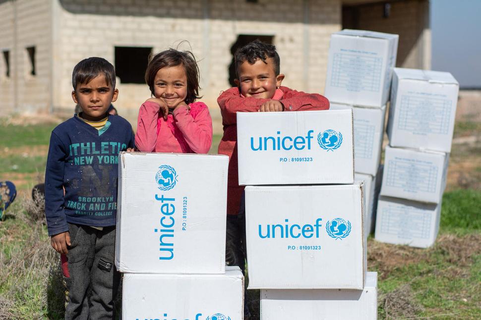Khalaf, 6, Marasil, 8 a Jalal, 6 sa so svojou mamou po štyroch rokoch vrátili späť do Sýrie. Život je tu však veľmi ťažký. Aby zvládli tuhú zimu, UNICEF im poslal teplé zimné oblečenie.