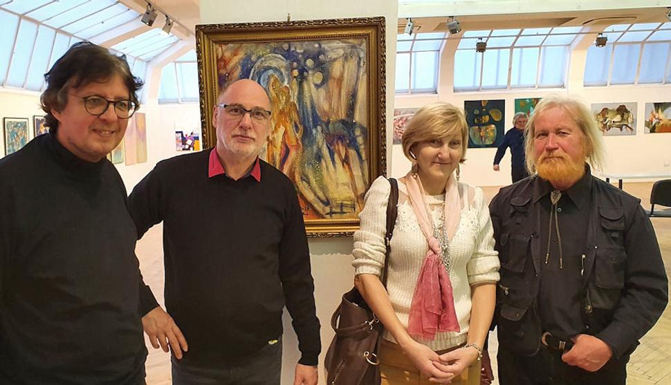 V kruhu výtvarníkov s Paľom Blažekom, Mgr. Róbertom Hercom a akad. maliarom Eduardom Kalickým na výstave pri príležitosti 30. výročia vzniku ZVUZS a Slovenskej výtvarnej únie v priestoroch UMELKA v roku 2020.