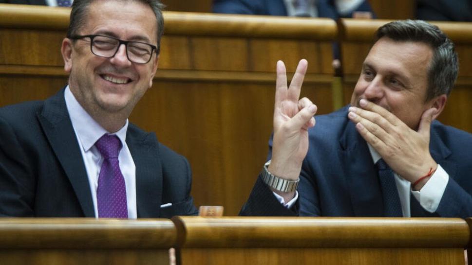 Kamaráti a majú spoločnú fešandu