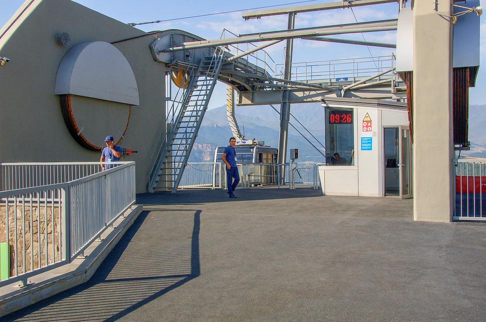 Spodná stanica „zázraku inžinierstva“, lanovky Krídla Tateva.