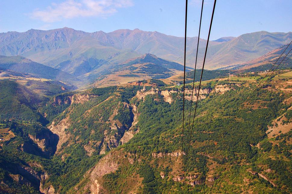 Tá malá vežička na skale v strede obrázku, kam sa blížime, patrí cieľu našej cesty, kláštoru Tatev.