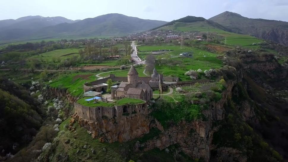 Kláštor Tatev je jedným z najznámejších v Arménsku. Miesto na stavbu vybrali na vysokom útese, priamo nad hlbokou priepasťou, v ktorej tečie rieka Vorotan.