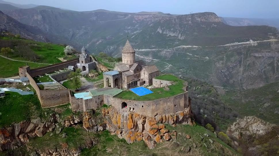 Kláštorný komplex Tatev a úžasná prírodná scenéria vôkol neho.
