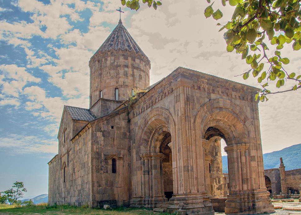 Kostol sv. Petra a Pavla v Tateve.