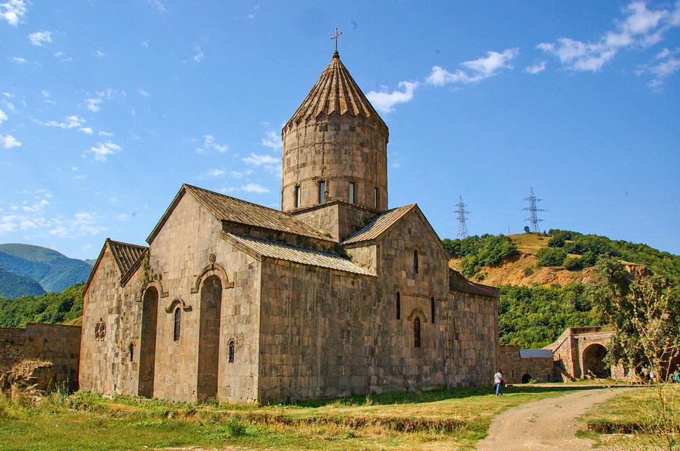 Kostol sv. Petra a Pavla v Tateve.