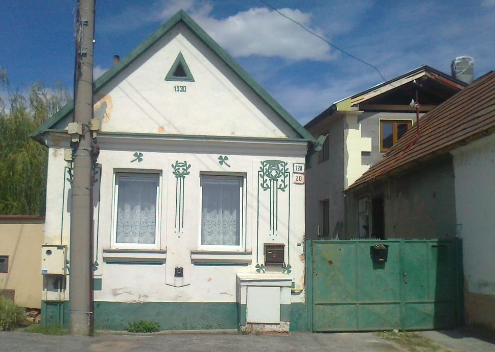 Limbach. Vinohradnícky dom so zachovanou fasádou a s plastovými oknami.