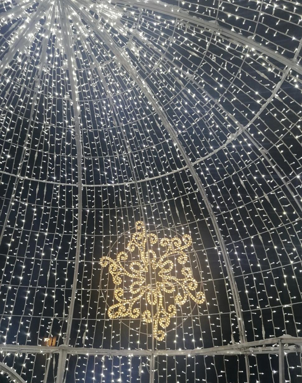 pod kupolou