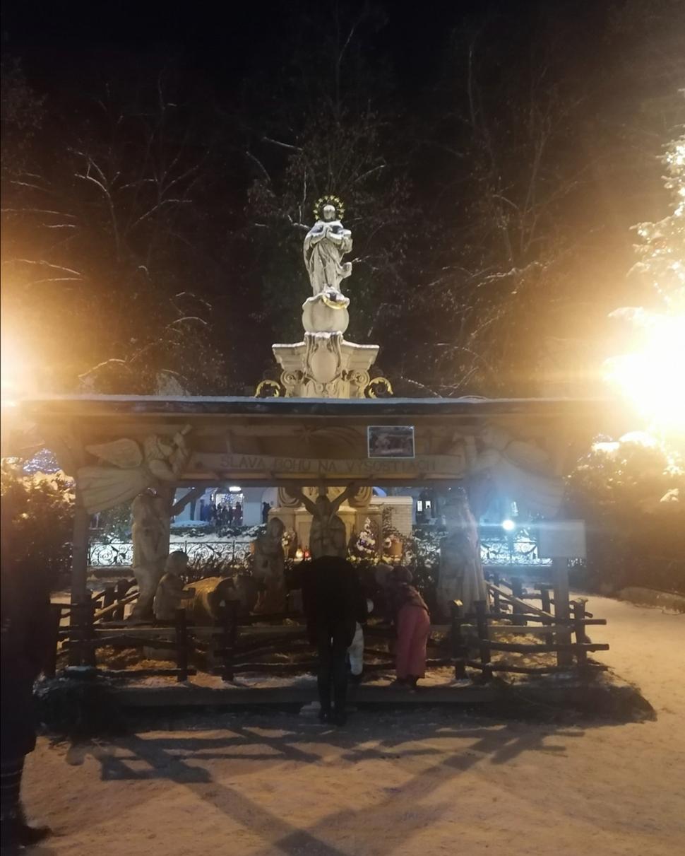 betlehem na námestí. Za ním Immaculata, socha Nepoškvrnenej Panny Márie z roku 1738