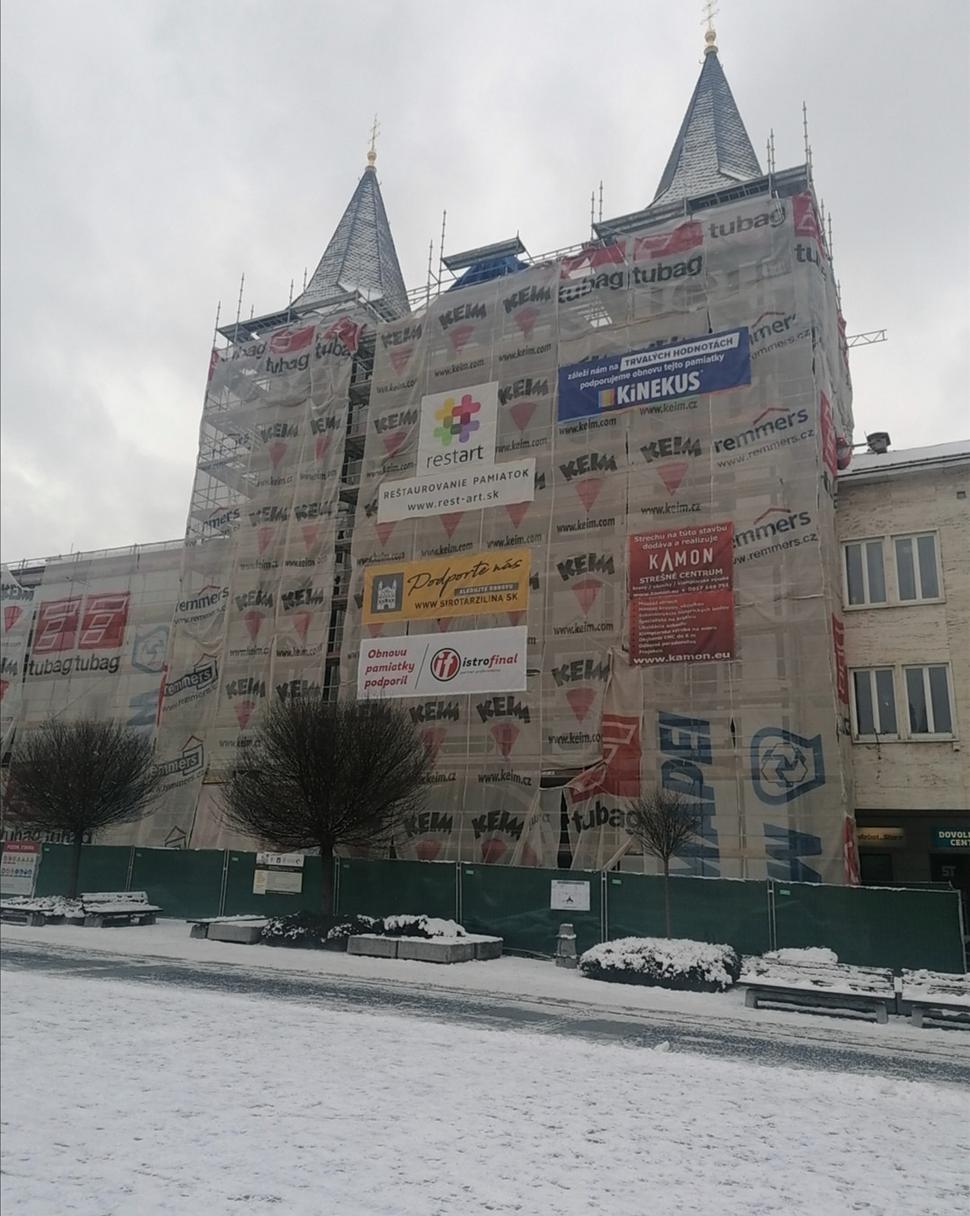 zahalený