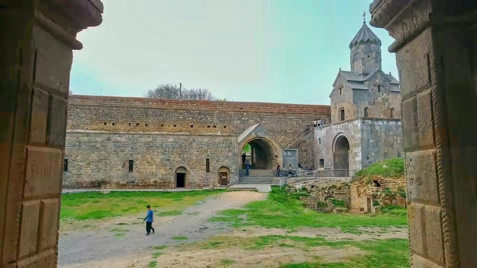 Kostol sv. Matky Božej v Tateve bol postavený v roku 1087.