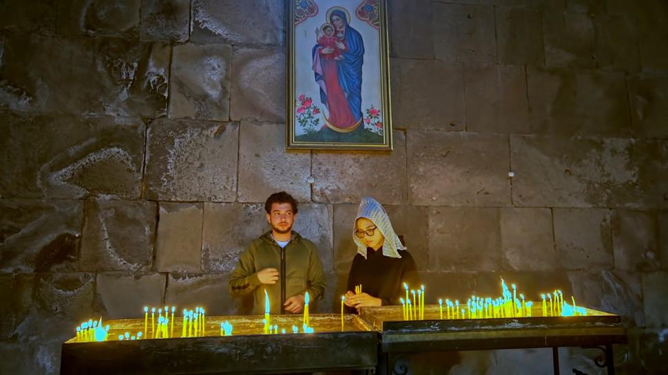 Títo mladí ľudia určite neprišli do Chrámu sv. Petra a Pavla ako turisti.
