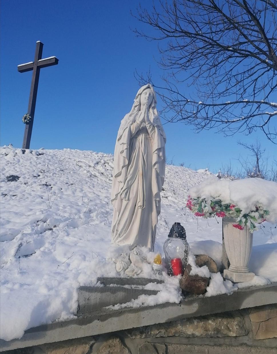 kríž a socha na konci kalvárie v Hlbokom
