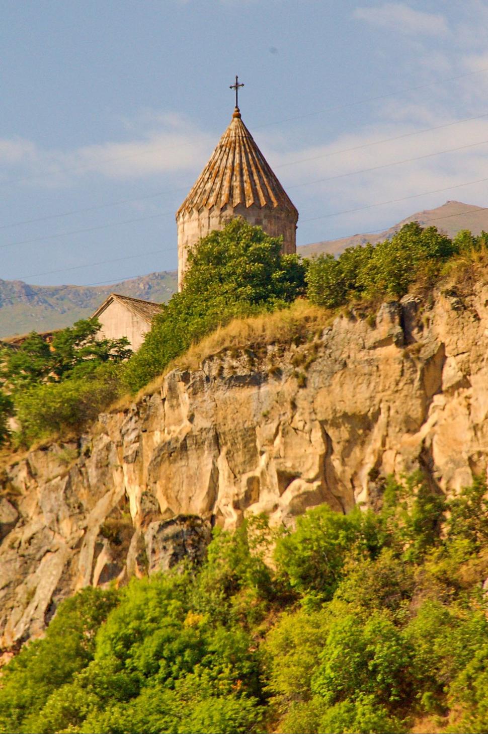 Tu je náš cieľ, kláštorný komplex Tatev, prichádzame do hornej stanice lanovky Krídla Tateva.