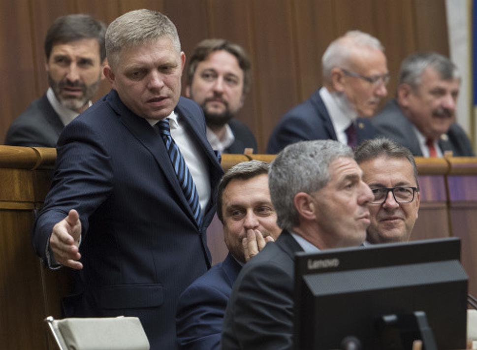 Trojica kapitán, charakter a maznák na pokyn šéfinka bráni Kočnera v pozadí Blaha, Blanár, Hrnko.