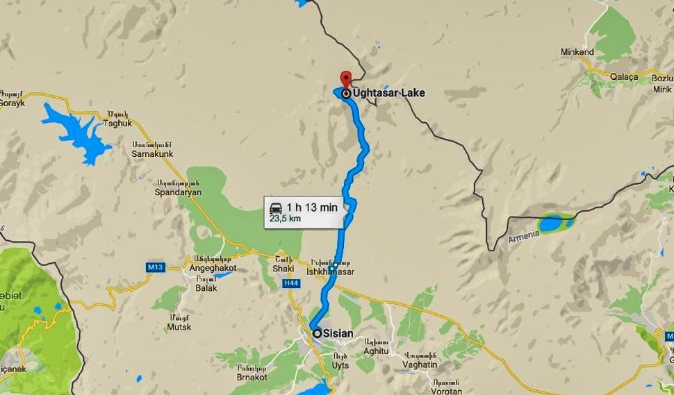 Mapa znázorňuje cestu z mesta Sisian k ľadovcovému jazeru na horu Uchtasar. Problém je ten, že tam žiadnej cesty niet.