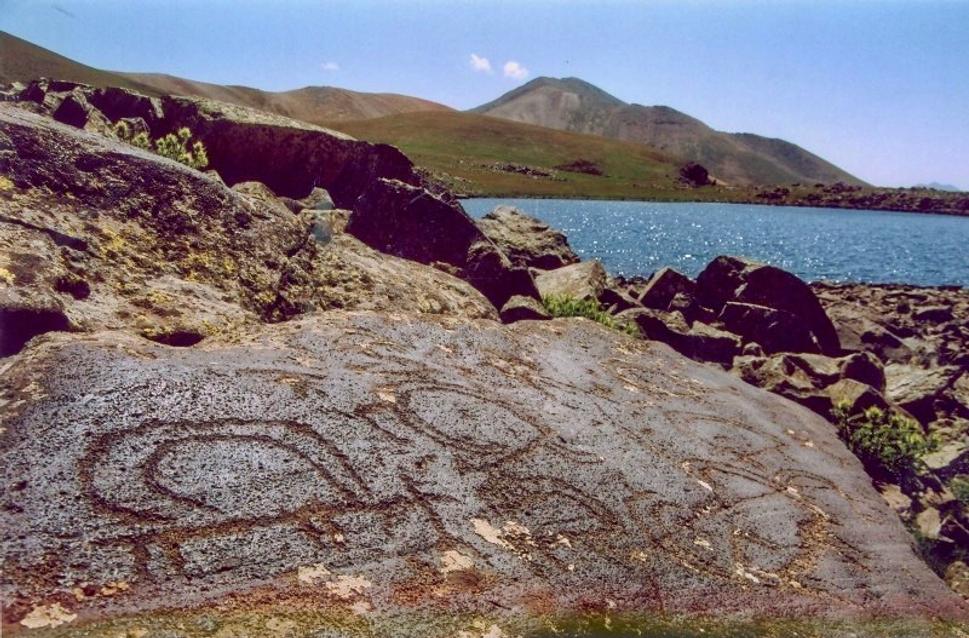 Petroglyfy okolo jazera na hore Uchtasar.
