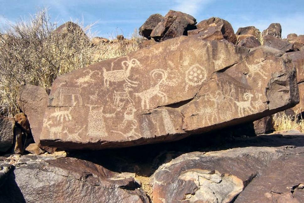 Petroglyfy na hore Uchtasar. Vidíme tu desiatky kameňov so zaujímavými skalnými „maľbami“ zvierat, ľudí, geometrických tvarov, ...