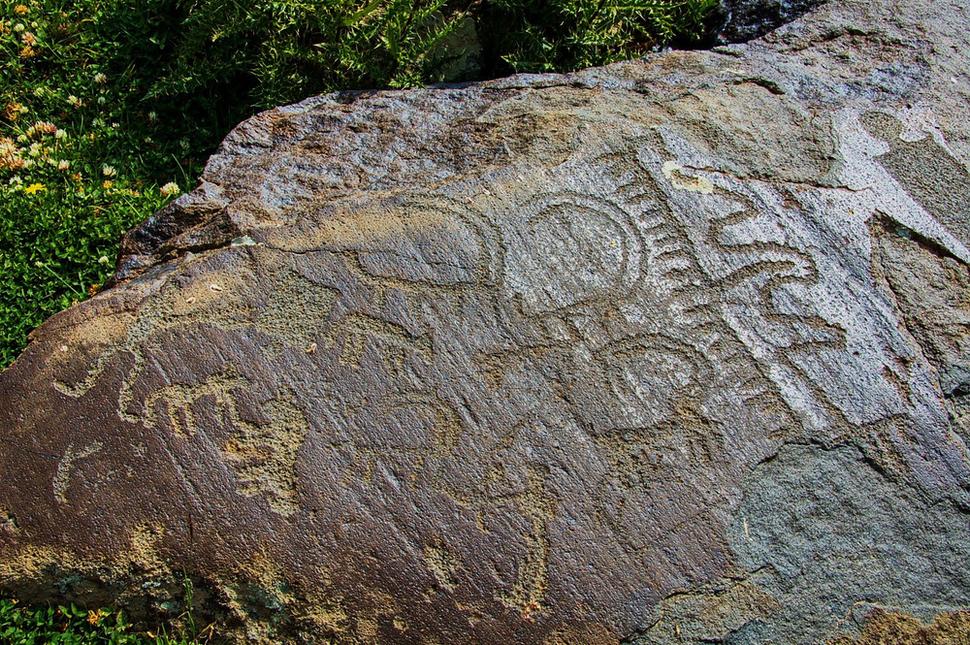 Petroglyfy na hore Uchtasar.