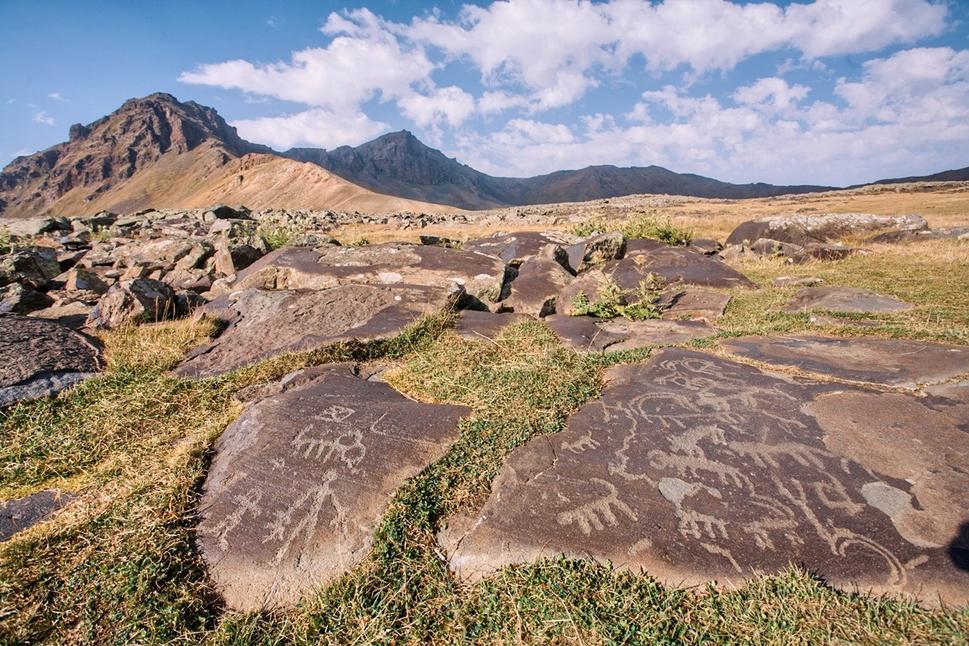 Petroglyfy na hore Uchtasar.