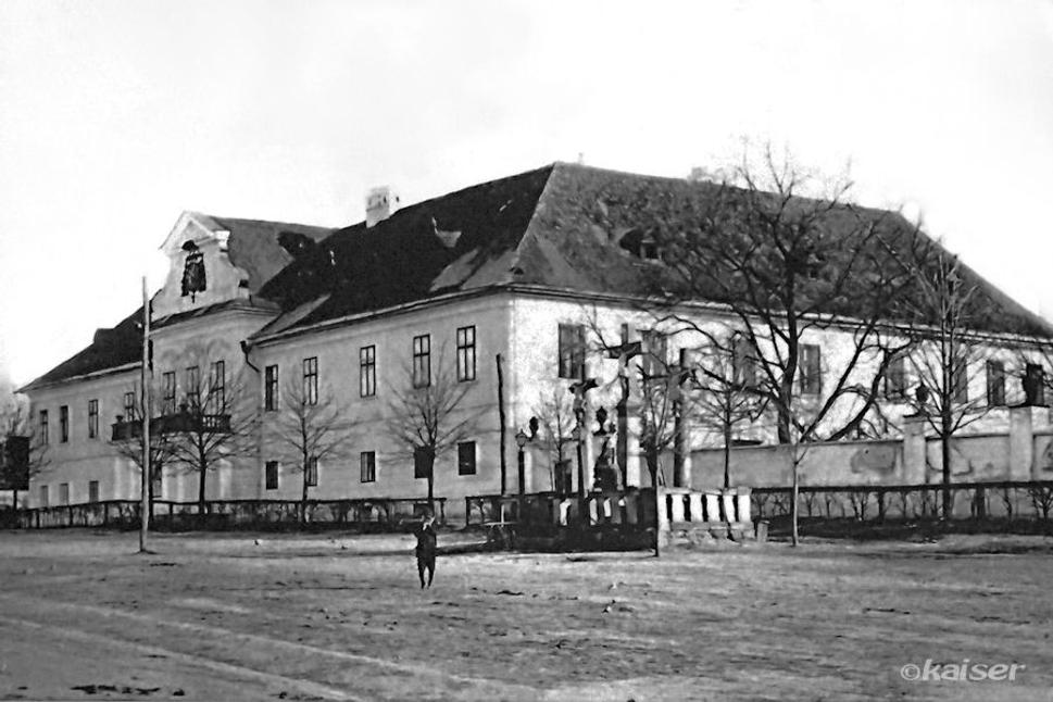 Pohľad na kaštieľ rodiny Migazzi a Zlatomoraveckú Golgotu z roku 1920. Foto: Archív Mestského múzea