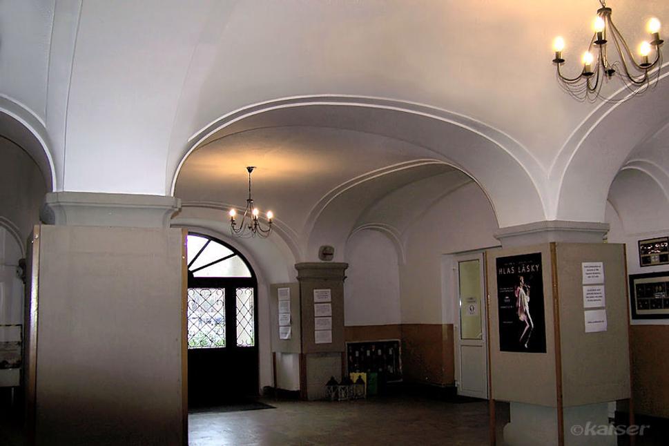 Vstup do interiéru kaštieľa dýcha vzácnou stavebnou architektúrou so stropmi zaklenutými krížovými hrebienkovými a pruskými klenbami.