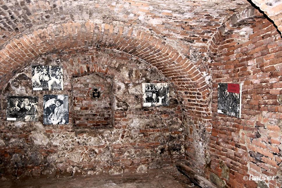 Chodby pivničných priestorov, ktoré dodnes dýchajú tajomnou históriou kaštieľa,
kedysi údajne viedli do Župného domu, farského kostola a na hrad Gýmeš.