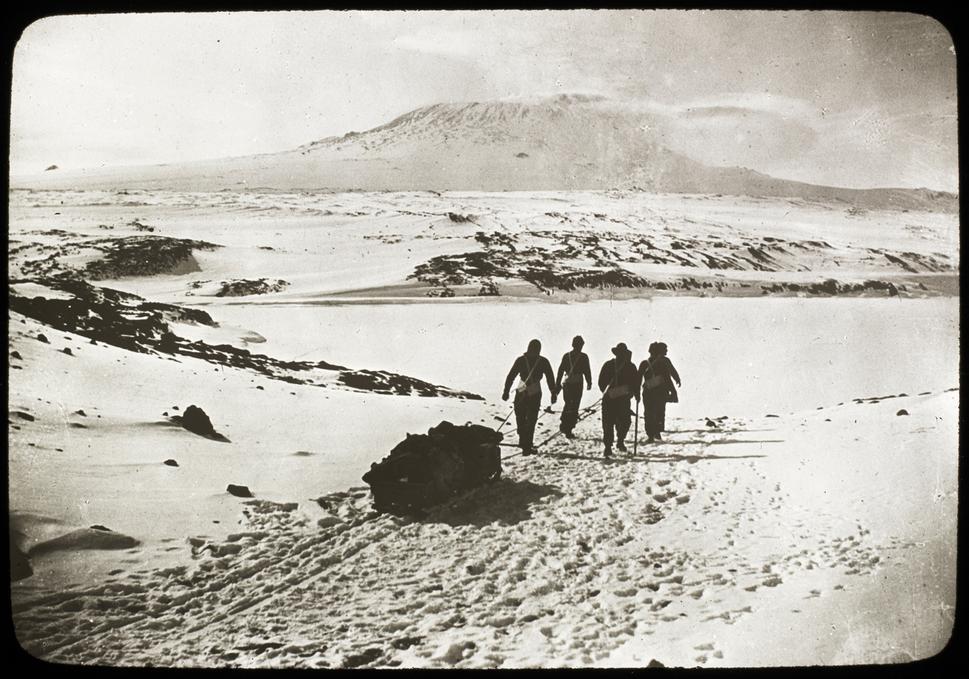 Jedna skupina účastníkov výpravy, ktorá sa vybrala na výpravu na vrchol sopky Mount Erebus, ktorý sa týči v pozadí.