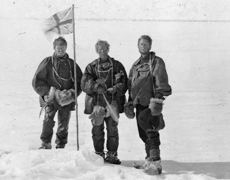 Členovia výpravy na južný magnetický pól po dosiahnutí cieľa zľava do prava - Alistair Mackay, profesor Edgeworth David a Douglas Mawson