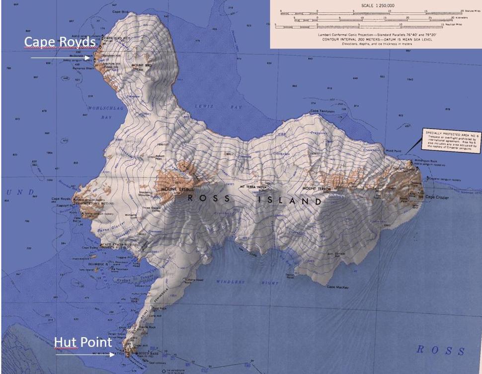 Mapka ostrova Ross Island, s umiestnením základne Expedície Nimrod na myse Cape Royds pri porovnaní so základňou Expedície Discovery na myse Hut Point.