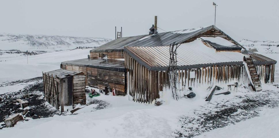 Obnovená základňa Shackletonovej expedície na myse Cape Royds je dnes prístupná verejnosti.
