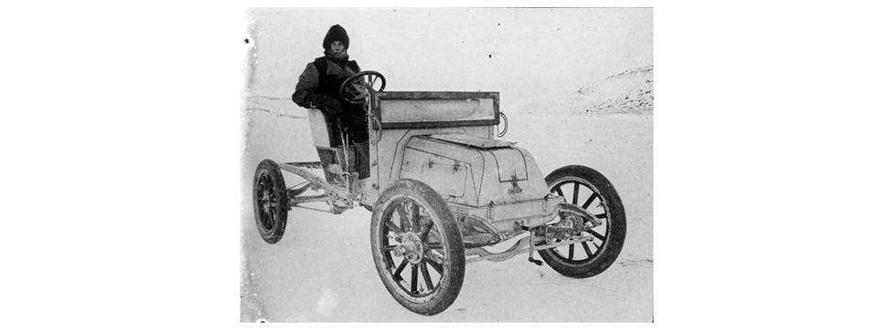 Prvý automobil na antarktickom kontinente Arrol-Johnston s mechanikom Bernardom Dayom bol použitý na budovanie potravinových depozitov pre výpravu na južný magnetický pól.
