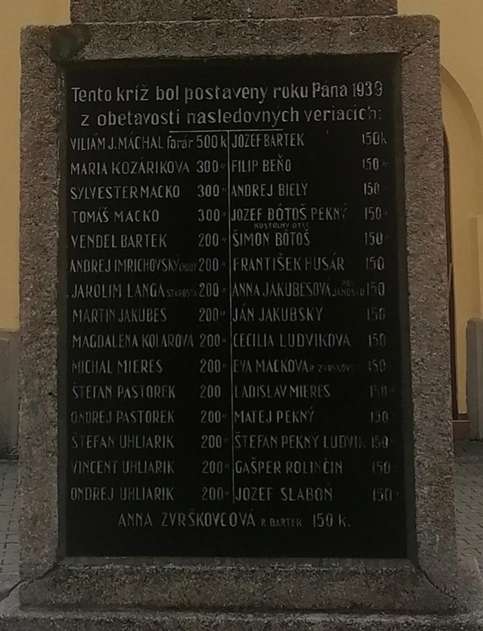 tabuľa na kríži z roku 1939 z menoslovom obetavých veriacich
