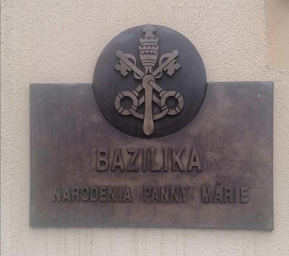 tabuľa, svedčiaca o povýšení kostola na Baziliku minor