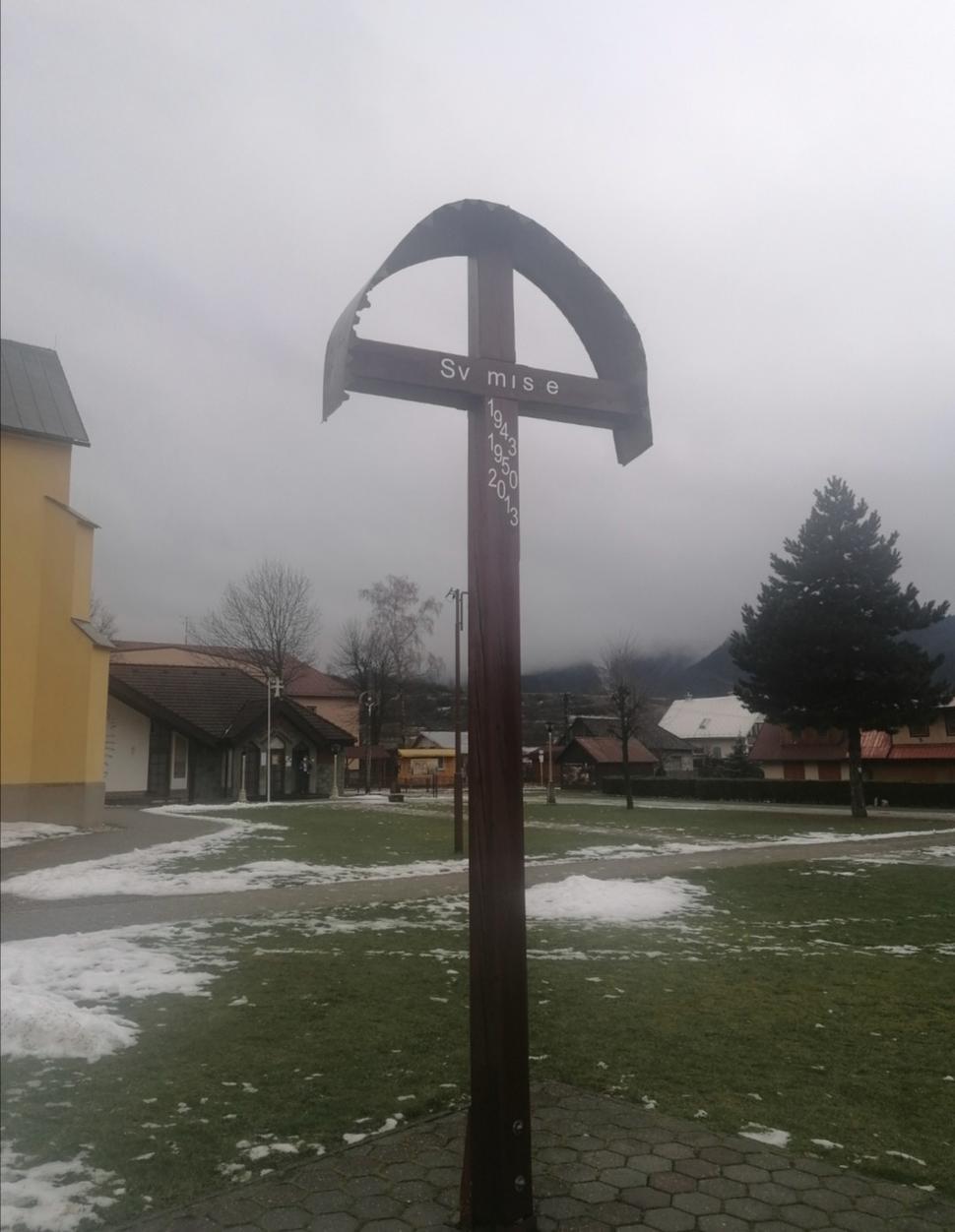 prvý kríž, pripomínajúci sv.misie 1943, 1950 a 2013