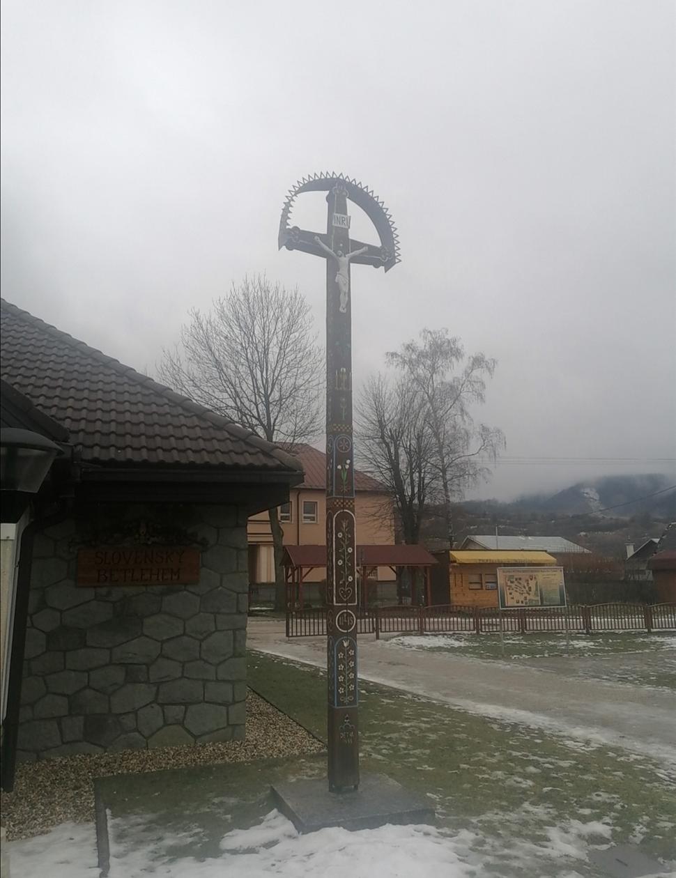 druhý kríž je zdobený ornamentmi a má v spodnej časti trojvŕšie s dvojkrížom a nápis "Detva 1998"