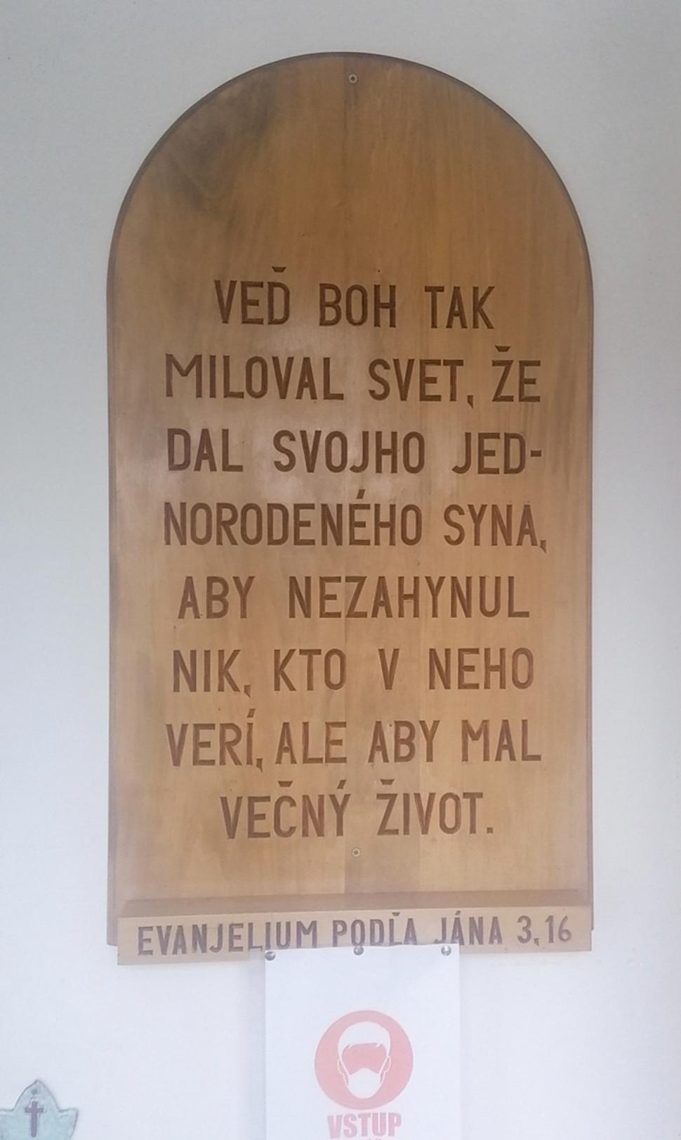 tabuľa pri vstupe