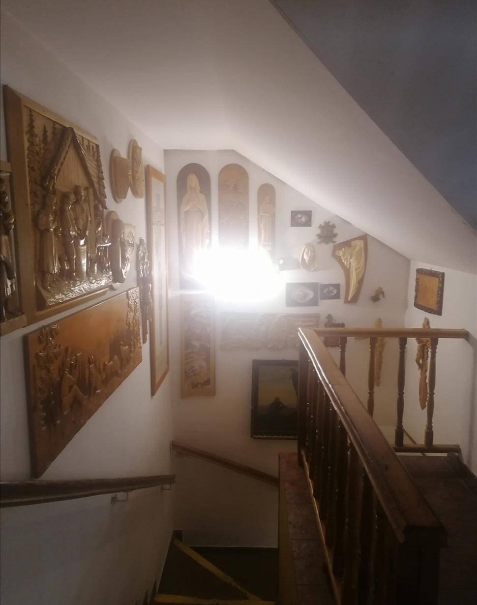 ďalšie rezbárske diela nad schodišťom