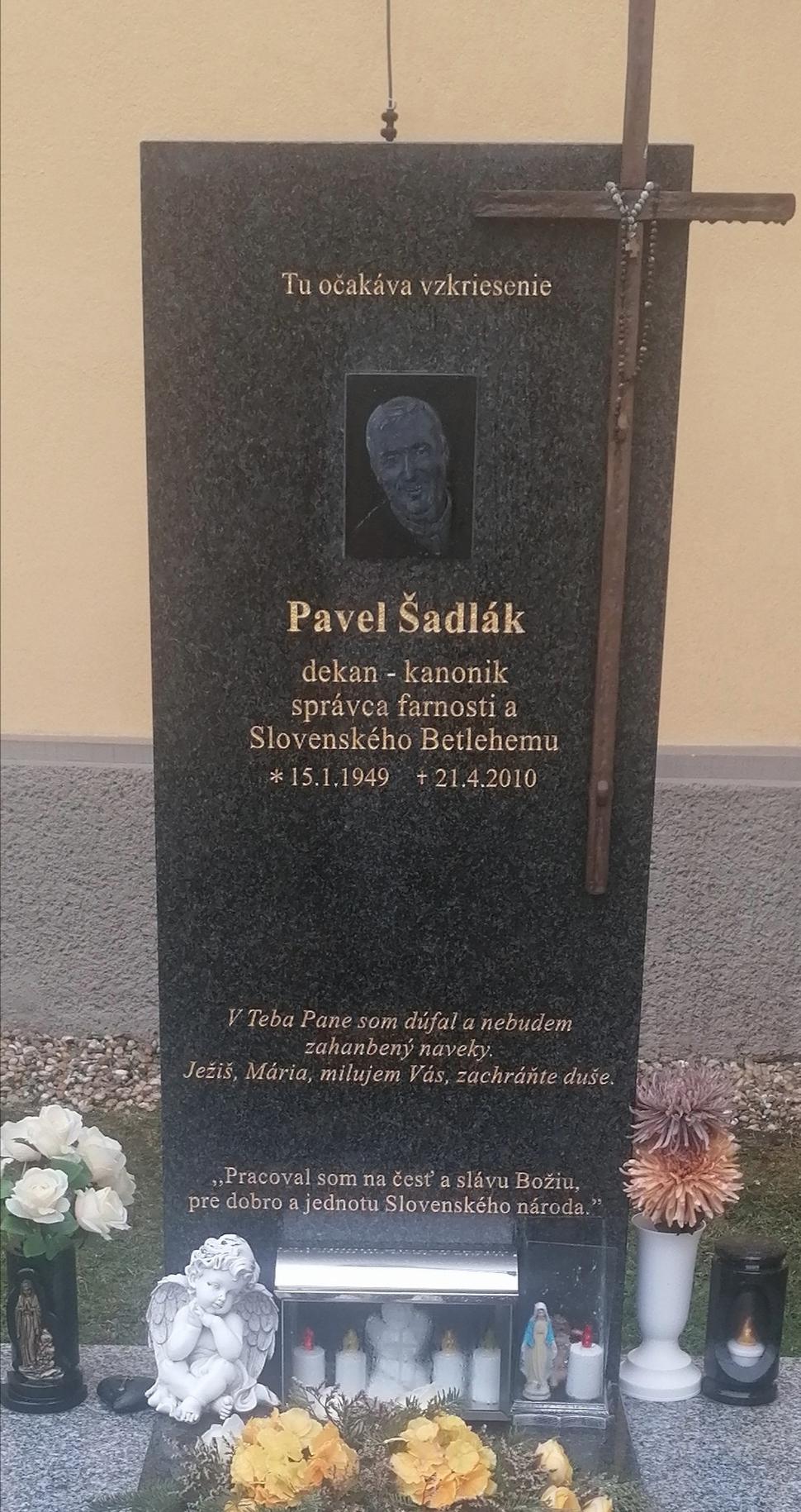 hrob Mgr. Pavla Šadláka