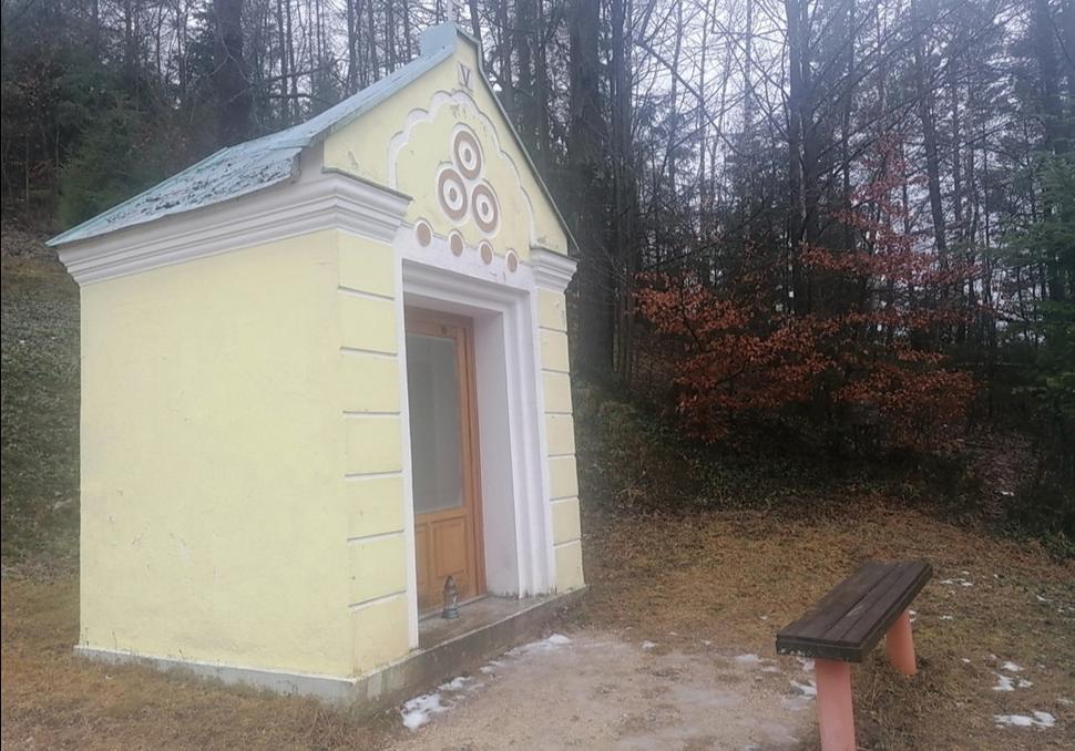 pred niektorými kaplnkami sú lavičky na rozjímanie