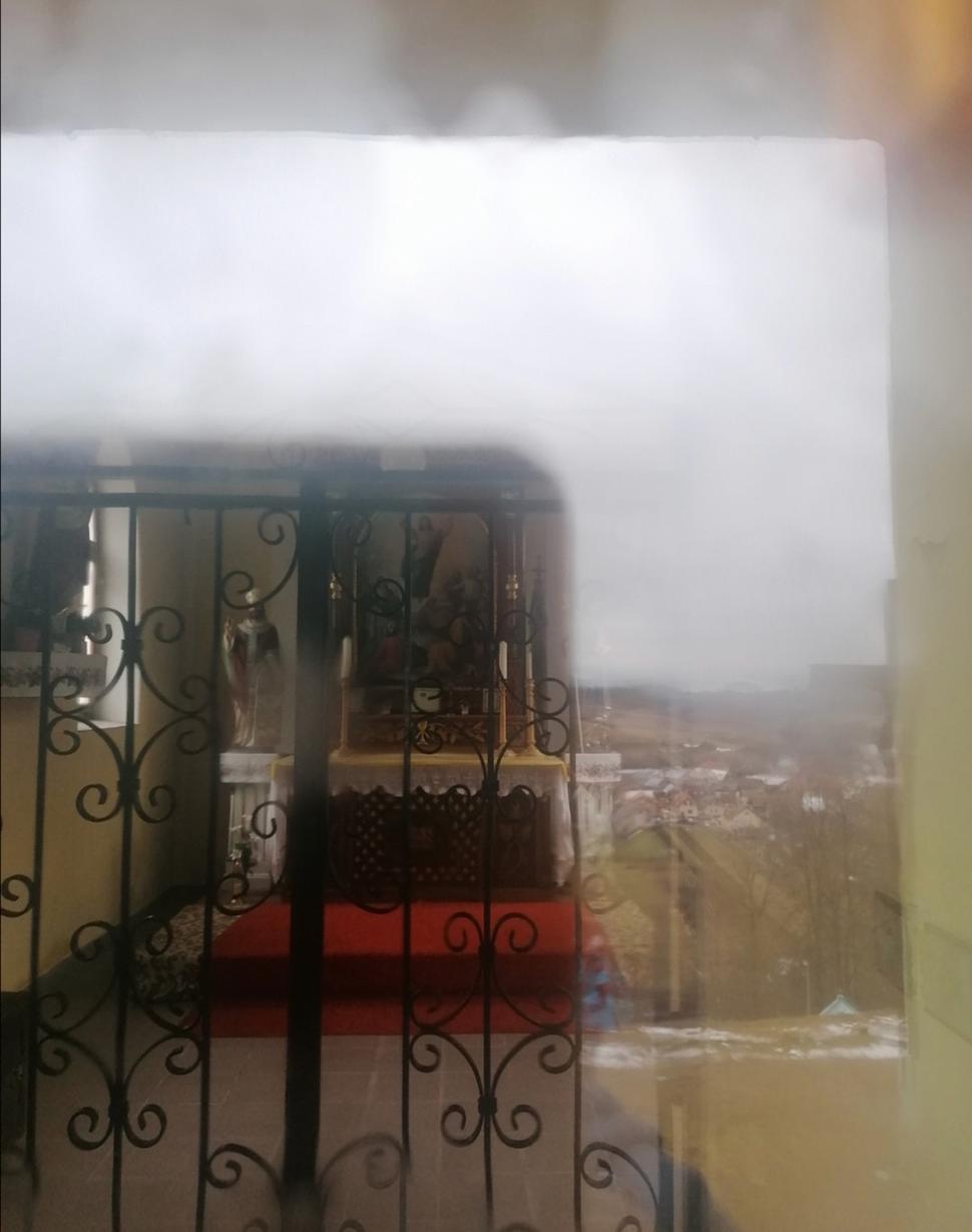 obmedzený výhľad na oltár cez sklo na dverách