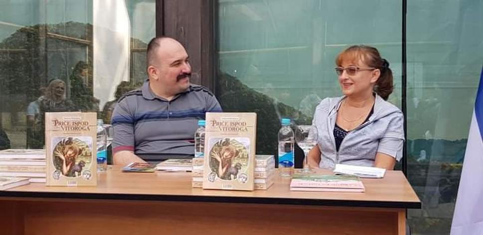 Borislav Đurić a autorka textu pri prezentácii knihy v Mrkonjić Grade