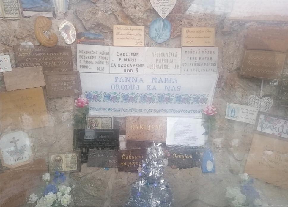 ďakovné tabuľky cez sklo ešte ako tak...