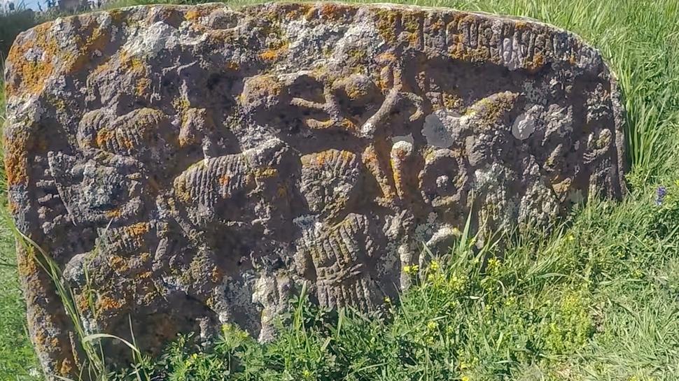 Skulptúrne dielo starovekého kamenára na cintoríne Noratus.
